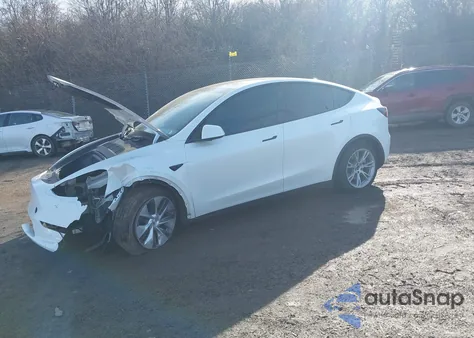 2023 Tesla Model Y Awd/Long Range Dual Motor All-Wheel Drive z USA, uszkodzony, nr VIN 7SAYGAEE9PF930910